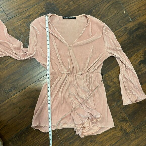 Haute Rogue size Medium Light Pink Accordion Texture Bell Sleeve Shorts Romper - Picture 9 of 12